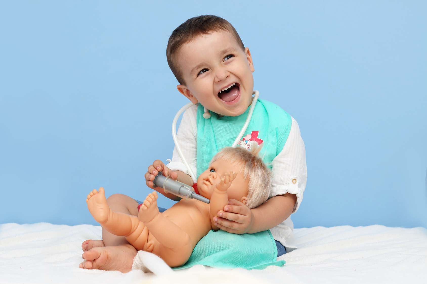 Enfant jouant au docteur avec sa poupée